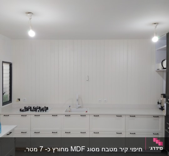 ארונות מטבח לבנים עם ידיות שחורות